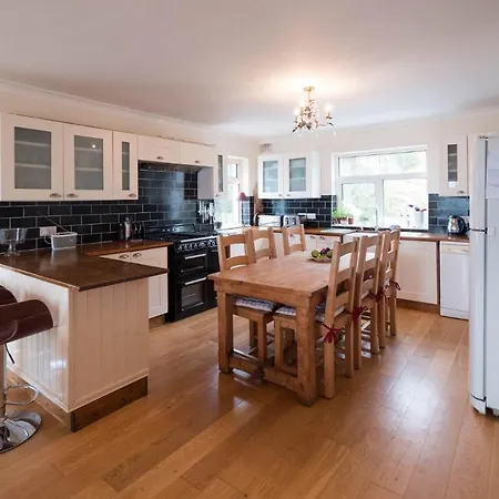 Luxurious 5 Bedroomed With Sea View Close To Holiday home *