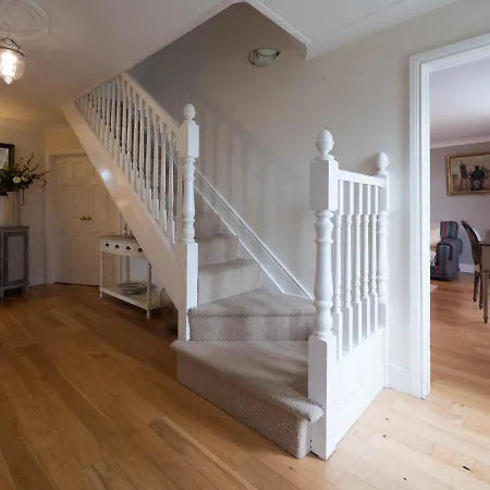 Luxurious 5 Bedroomed With Sea View Close To Holiday home *